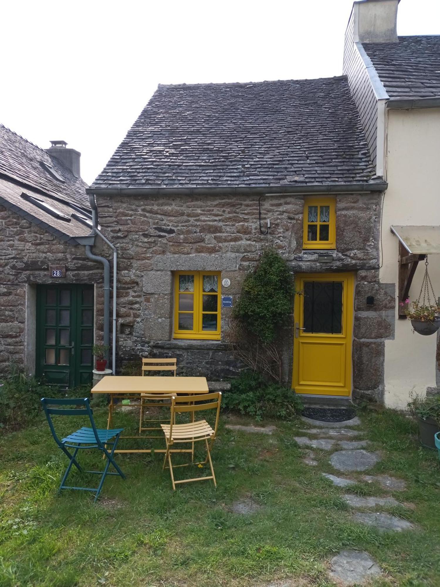 La Maison De Poupee Berrien Zewnętrze zdjęcie