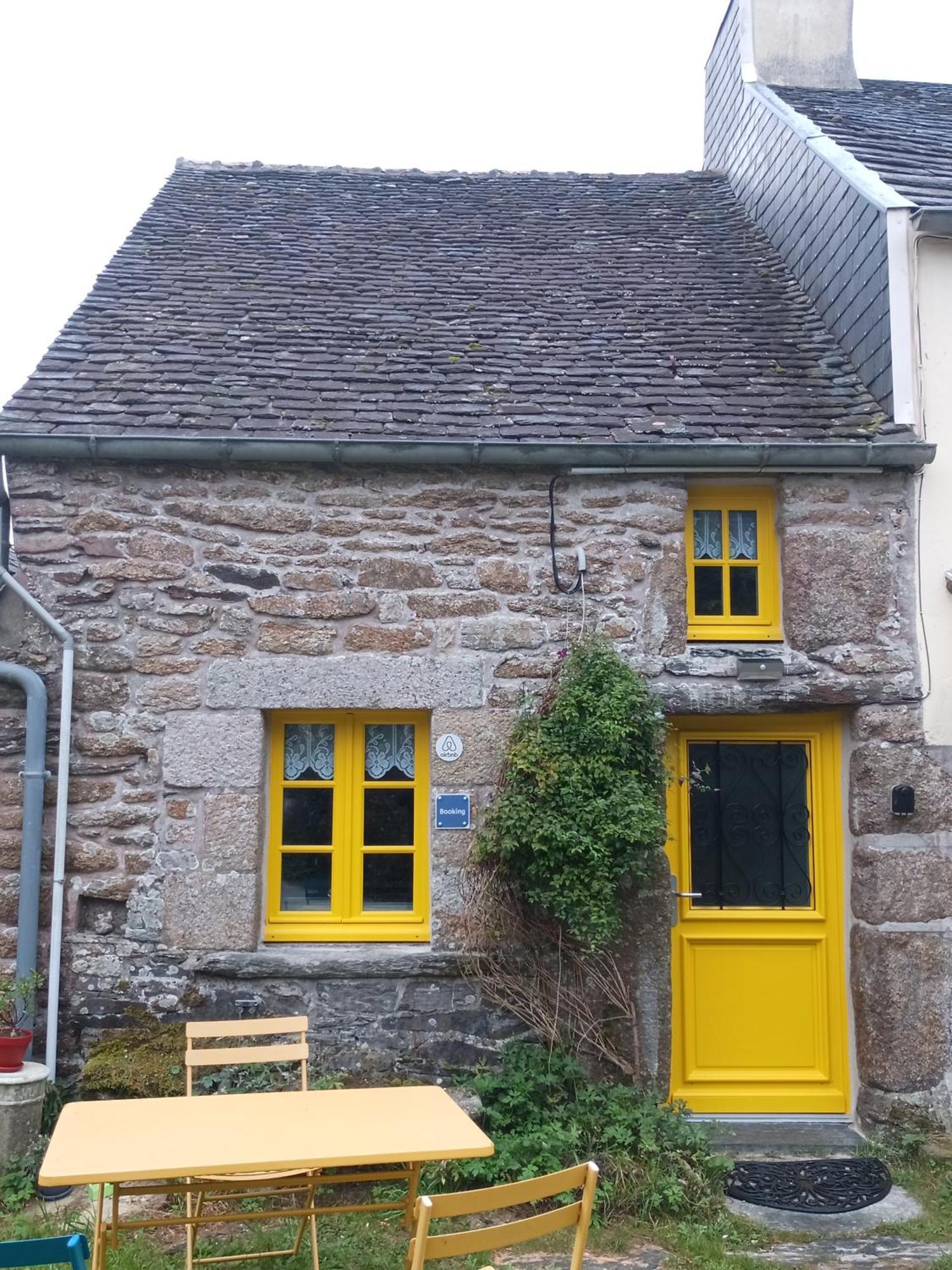La Maison De Poupee Berrien Zewnętrze zdjęcie