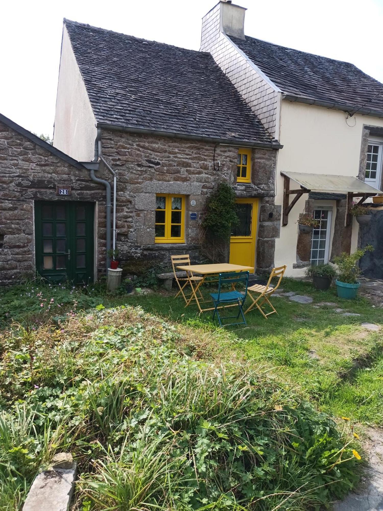 La Maison De Poupee Berrien Zewnętrze zdjęcie