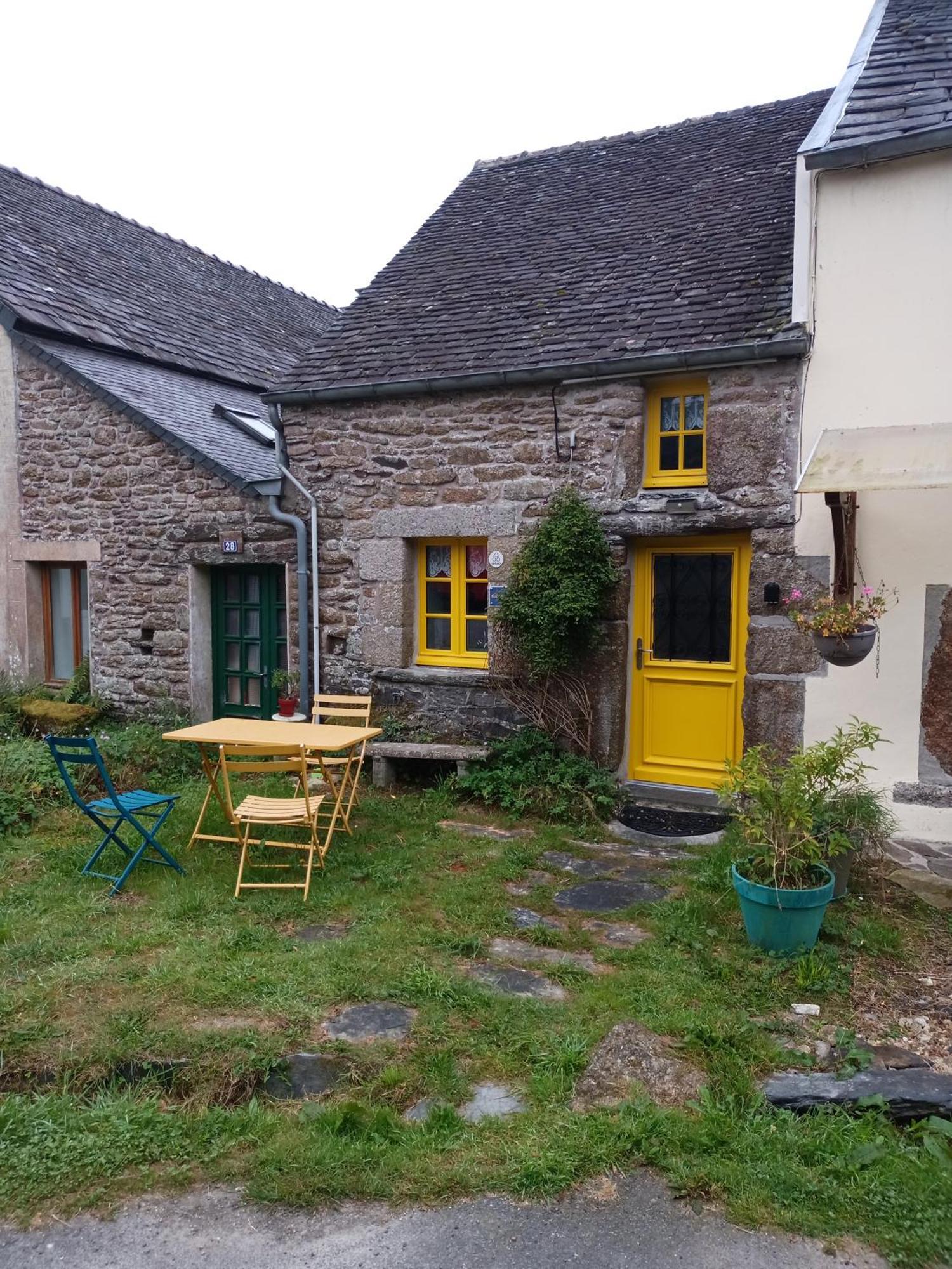 La Maison De Poupee Berrien Zewnętrze zdjęcie